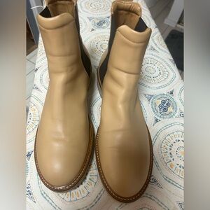 Everlane The Italian Leather” Chelsea ankle boots. Size 9.5. Biscuits. EUC